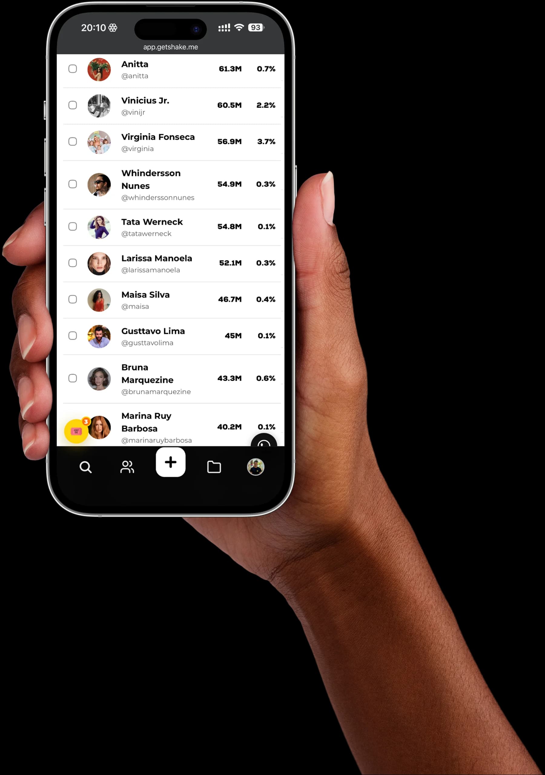 Mão segurando iPhone com o ranking de creators da Shake